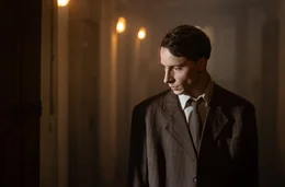 Szene eines Albtraums: Ernst Michel (Jonathan Berlin) vor der T&uuml;re von Hermann G&ouml;rings Zelle.