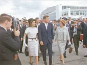 Präsident John F. Kennedy und First Lady Jaqueline Kennedy auf einer Wahlkampftour in San Antonio, Texas, am 21. November 1963. (John F. Kennedy Presidential Library and Museum, Boston)