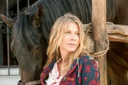 Eine Frau (Ursula Karven) und ihr Pferd &ndash; ganz langsam schlie&szlig;en die verzweifelte Hannah und der traumatisierte Hengst El Loco Freundschaft.