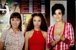 Eine Familie mit Geheimnissen. v.l.: Sole (Lola Due&ntilde;as), Paula (Yohana Cobo) und Raimunda (Pen&eacute;lope Cruz); Zur ARTE-Sendung Volver &ndash; Zur&uuml;ckkehren 14: Eine Familie mit Geheimnissen. v.l.: Sole (Lola Due&ntilde;as), Paula (Yohana Cobo) und Raimunda (Pen&eacute;lope Cruz) &copy; ARD/Degeto Foto: ARD Honorarfreie Verwendung nur im Zusammenhang mit genannter Sendung und bei folgender Nennung "Bild: Sendeanstalt/Copyright". Andere Verwendungen nur nach vorheriger Absprache: ARTE-Bildredaktion, Silke W&ouml;lk Tel.: +33 3 881 422 25, E-Mail: bildredaktion@arte.tv