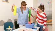 Checkerin Marina (rechts) und Kinderärztin Julia experimentieren mit Rotz!