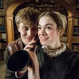Ein magisches H&ouml;rrohr hilft Zauberlehrling Valentin (Max Schimmelpfennig) und Katrina (Pauline R&eacute;nevier)  bei der Suche nach einem bestimmten Buch.