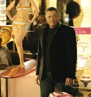 Die Ermittlungen in einem sexuell motivierten Mordfall führen Dr. Raymond Langston (Laurence Fishburne) zu einer bizarren Messe, bei der von Damen getragene Unterhosen an ein interessiertes Männerpublikum verkauft werden. Die Ermittlungen in einem sexuell motivierten Mordfall führen Dr. Raymond Langston (Laurence Fishburne) zu einer bizarren Messe, bei der von Damen getragene Unterhosen an ein interessiertes Männerpublikum verkauft werden.