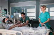 Dr. Ina Schulte (Isabell Gerschke) und Dr. Philipp Brentano (Thomas Koch) haben gerade erfahren, dass Sarah Marquardt und Philipps Frau Arzu mit einer Hochschwangeren im Fahrstuhl stecken geblieben sind.