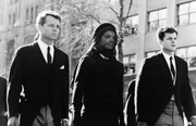 Robert Kennedy und Edward Kennedy gehen mit ihrer Schwägerin, der ehemaligen First Lady Jacqueline Kennedy, während der Beerdigung von Präsident John F. Kennedy in Washington, D.C.