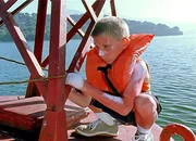 Dewey (Erik Per Sullivan) wurde auf einer Boje ausgesetzt, damit er die anderen Jungs nicht stört. Dewey (Erik Per Sullivan) wurde auf einer Boje ausgesetzt, damit er die anderen Jungs nicht stört.