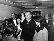 Dieses kolorierte Archivbild zeigt die Vereidigungszeremonie von Lyndon B. Johnson als Präsident an Bord der Air Force One mit der ehemaligen First Lady Jacqueline Kennedy, die neben ihm steht, in Dallas. (Cecil Stoughton/White House Photographs/John F. Kennedy Presidential Library and Museum, Boston)