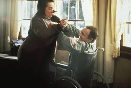 Annie (Kathy Bates, l.) will den Schriftsteller Paul Sheldon (James Caan, r.) dazu zwingen, die Romanfigur Misery wieder zum Leben zu erwecken - wenn es sein muss, mit Gewalt ...