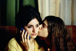 Paula (Yohana Cobo) und ihre Mutter Raimunda (Pen&eacute;lope Cruz) machen schwere Zeiten durch.; Zur ARTE-Sendung Volver &ndash; Zur&uuml;ckkehren 16: Paula (Yohana Cobo) und ihre Mutter Raimunda (Pen&eacute;lope Cruz) machen schwere Zeiten durch. &copy; Paola Ardizzonni/Emilio Pereda/Path&eacute; Foto: ARTE France Honorarfreie Verwendung nur im Zusammenhang mit genannter Sendung und bei folgender Nennung "Bild: Sendeanstalt/Copyright". Andere Verwendungen nur nach vorheriger Absprache: ARTE-Bildredaktion, Silke W&ouml;lk Tel.: +33 3 881 422 25, E-Mail: bildredaktion@arte.tv