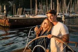 L-R: Katie Price (Bella Thorne) und Charlie Reed (Patrick Schwarzenegger)