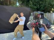 "PUR+"-Moderator Eric Mayer macht in der Sendung "Die Superkräfte der Bäume" ein Experiment mit der Rinde der Korkeiche. Er testet, wie lange diese besondere Rinde dem Feuer standhalten kann.