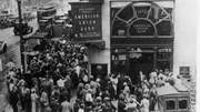 Menschenmenge beim Ansturm auf die New Yorker "American Union Bank" zu Beginn der großen Depression 1929 in den USA. Menschenmenge beim Ansturm auf die New Yorker "American Union Bank" zu Beginn der großen Depression 1929 in den USA.