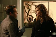 Schon m&uuml;ssen Ryan (Seamus Dever, l.) und Beckett (Stana Katic, r.) erkennen, dass die Einwanderer nicht bereit sind, mit der Polizei zu sprechen. Was ist der Grund daf&uuml;r?