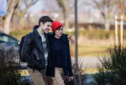 Florian (Lion Wasczyk, l.) und Rebecca (Milena Straube, r.) starten gemeinsam in den Tag im JTK, doch Rebecca liegt etwas schwer auf dem Herzen, dass sie Florian nicht mehr verheimlichen kann.