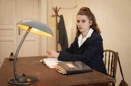 Sie hat ann&auml;hernd eintausend Tage im KZ Auschwitz-Birkenau &uuml;berlebt und will nun Zeugnis ablegen. Seweryna Szmaglewska (Katharina Stark) mit ihren Dokumenten und Aufzeichnungen im Zeugenwarteraum des N&uuml;rnberger Justizpalastes.