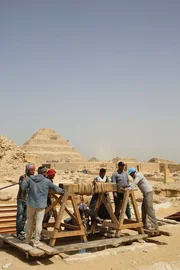 Saqqara war &uuml;ber 3000 Jahre lang ein Friedhof. Das Herzst&uuml;ck der Ausgrabungsst&auml;tte des Teams ist ein 100 Fu&szlig; tiefer Schacht, bekannt als K24, der jetzt mit einer manuellen Winde ausgestattet ist. Seine Lage ist ein "erstklassiges Grundst&uuml;ck" f&uuml;r eine heilige Mumifizierungsst&auml;tte, denn die gro&szlig;e Stufenpyramide von Saqqara wacht &uuml;ber die Gr&auml;ber und Sch&auml;chte.