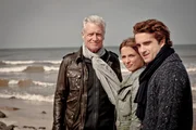 Theo Clüver (Robert Atzorn, l.), Ina Behrendsen (Julia Brendler) und Hinnerk Feldmann (Oliver Wnuk, r.) ermitteln in einem neuen Fall auf Sylt.
