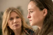 Sybille (Henriette Heinze, v.r.) muss ihrem &uuml;ber alles geliebten Mann sagen, dass sie sterben wird, was Hannah (Ursula Karven, h.l.) ihre eigenen Probleme mit Sebastian pl&ouml;tzlich sehr klein erscheinen l&auml;sst.