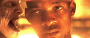 Robert Neville (Will Smith, r.) versucht verzweifelt, die mutierte Menschheit zu retten, doch die will gar nicht gerettet werden ...