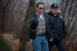 Mit seinem Kollegen Haugsven (Dean Norris, r.) sucht Halcombe (Nicolas Cage, l.) nach Beweisen, um Hansen als Serienkiller &uuml;berf&uuml;hren zu k&ouml;nnen.