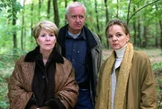 Julia, Arthur und Erna Strubreiter im Wald (v.li.: Christiane Hörbiger, Peter Bongartz, Sissy Höfferer).