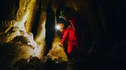 Im Innern des Tafelbergs trifft das Team um den Geologen Francesco Sauro (r.) und die Mikrobiologin Martina Cappelletti (l.) auf eigenartige Felsformationen: Es sind lebende Steine – erbaut von urzeitlichen, noch unbekannten Bakterien. Im Innern des Tafelbergs trifft das Team um den Geologen Francesco Sauro (r.) und die Mikrobiologin Martina Cappelletti (l.) auf eigenartige Felsformationen: Es sind lebende Steine – erbaut von urzeitlichen, noch unbekannten Bakterien.