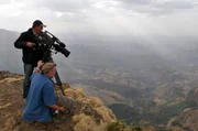 Peter Kasperak (Kamera) und Hermann Winklhofer bei Dreharbeiten auf den Simien Mountains, Äthiopien.