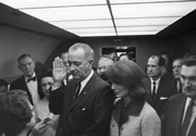Lyndon B. Johnson wird während einer Zeremonie an Bord der Air Force One in Dallas als Präsident der Vereinigten Staaten vereidigt. Die ehemalige First Lady Jacqueline Kennedy stand während der Zeremonie neben ihm.