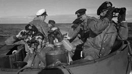 U-96-Besatzung beobachtet das Meer.  +++ Die Verwendung des sendungsbezogenen Materials ist nur mit dem Hinweis und Verlinkung auf RTL+ gestattet. +++