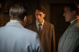 Ernst Michel (Jonathan Berlin, M.) tritt Hermann G&ouml;ring (Francis Fulton-Smith, l.) gegen&uuml;ber &ndash; und f&auml;llt in diesem Moment eine Entscheidung ...