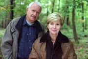 Julia und Arthur suchen das davongelaufene Schwein Marylin im Wald (v.li.: Peter Bongartz, Christiane Hörbiger).