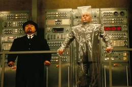 Austin Powers hat schlechte Z&auml;hne, eine Riesenbrille, immer Partylaune, jede Menge Frauen und stets eine Sexpuppe griffbereit. Der Geheimagent ist auf der Jagd nach dem teuflischen Mr. Evil. Der will die Welt zerst&ouml;ren, l&auml;sst sich aber erstmal einfrieren. 30 Jahre sp&auml;ter, mitten in den 90er Jahren, treffen die beiden wieder aufeinander...  Mike Myers als Austin Powers