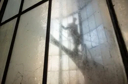 Szene eines Albtraums: Ernst Michel (Jonathan Berlin) im Labyrinth des Gef&auml;ngnis-Treppenhaus.