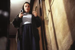 Die einsame Annie (Kathy Bates) ist &uuml;bergl&uuml;cklich, ihren absoluten Lieblingsschriftsteller in ihrem Haus zu haben - so gl&uuml;cklich, dass sie ihn nicht mehr gehen lassen will ...