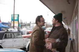 Robert Hansen (John Cusack, l.), Inhaber einer Gro&szlig;b&auml;ckerei in Anchorage, angesehener B&uuml;rger, Familienvater und passionierter J&auml;ger, trifft einen seiner zahlreichen Freunde.