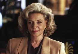 Marcia Sindell (Lauren Bacall) ist die Agentin des Bestsellerautors Paul Sheldon. Sie warnt ihn davor, seine beliebten "Misery-Romane" aufzugeben, aber er bleibt hart.