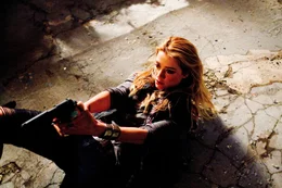 Piper (Amber Heard) muss sich gegen die Angreifer mit einer Waffe wehren...