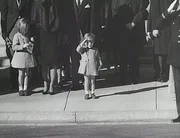 John F. Kennedy Jr. salutiert, als der Sarg seines Vaters, Präsident John F. Kennedy, während der Trauerfeierlichkeiten aus der St. Matthew's Cathedral in Washington, D.C., getragen wird