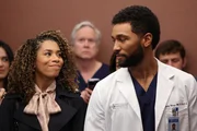 Begegnung im Lift: Kelly McCreary als Dr. Maggie Pierce, Anthony Hill als Dr. Winston Ndugu Begegnung im Lift: Kelly McCreary als Dr. Maggie Pierce, Anthony Hill als Dr. Winston Ndugu