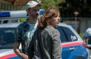 Der Camper Herwig Gunsch (Vitus Wieser, l.) wei&szlig; gar nicht, wie wichtig sein Hinweis f&uuml;r die Ermittlerin Nina (Julia Cencig, r.) ist. Es geht um einen Fahrradhelm.