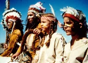 Albert (Matthew Laborteaux, r.) tr&auml;umt: Laura (Melissa Gilbert, 2.v.r.) und er werden f&uuml;r echte Indianer gehalten.