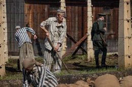 Konzentrationslager Auschwitz Birkenau. KZ-H&auml;ftling Witold Wiśniewski (Max Schimmelpfennig, M.) arbeitet bei einem Bautrupp.