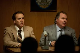Bei einer Pressekonferenz wollen Sergeant Halcombe (Nicolas Cage, l.) und sein Kollege Leutnant Bob Jent (Kevin Dunn, r.) noch nicht zugeben, dass sie es mit einem Serienkiller zu tun haben.