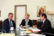 Julia Laubach und Dr. Puschnig werden von Sepp Luttenberger kontrolliert (v.li.: Alexander Waechter, Christiane Hörbiger, Toni Böhm). Julia Laubach und Dr. Puschnig werden von Sepp Luttenberger kontrolliert (v.li.: Alexander Waechter, Christiane Hörbiger, Toni Böhm).