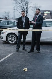 Polizisten am Tatort.