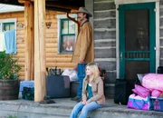 Mallory verbringt ihre Sommerferien auf Heartland: Shaun Johnston als Jack Bartlett, Jessica Amlee als Mallory Wells. Mallory verbringt ihre Sommerferien auf Heartland: Shaun Johnston als Jack Bartlett, Jessica Amlee als Mallory Wells.