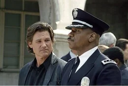 Im Kampf gegen das Verbrechen &uuml;berschreitet Perry (Kurt Russel, l.) immer h&auml;ufiger die Grenzen des Erlaubten und &uuml;bt oftmals Selbstjustiz. Dies ist jedoch dem stellvertretenden Polizeichef Holland (Ving Rhames, r.) ein Dorn im Auge und so wartet dieser nur auf die Chance, Perry dingfest machen zu k&ouml;nnen ...