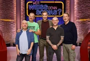 Moderator Kai Pflaume (M.) und seine Rateteam-Kapitäne Bernhard Hoëcker (l.) und Wotan Wilke Möhring (r.) begrüßen in dieser Sendung den Komiker und Moderator Mario Barth (2.v.l.) und den Schauspieler und Drehbuchautor Jürgen Vogel (2.v.r.).