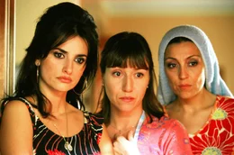 Die Schwestern Raimunda (Pen&eacute;lope Cruz, li.) und Sole (Lola Due&ntilde;as, Mi.) k&ouml;nnen, genau wie ihre Freundin Agustina (Blanca Portillo, re.), von der Sonnenseite des Lebens nur tr&auml;umen.