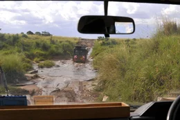 Nach den ersten Regenf&auml;llen im April wird jede Fahrt der Hy&auml;nenforscher zur Expedition.